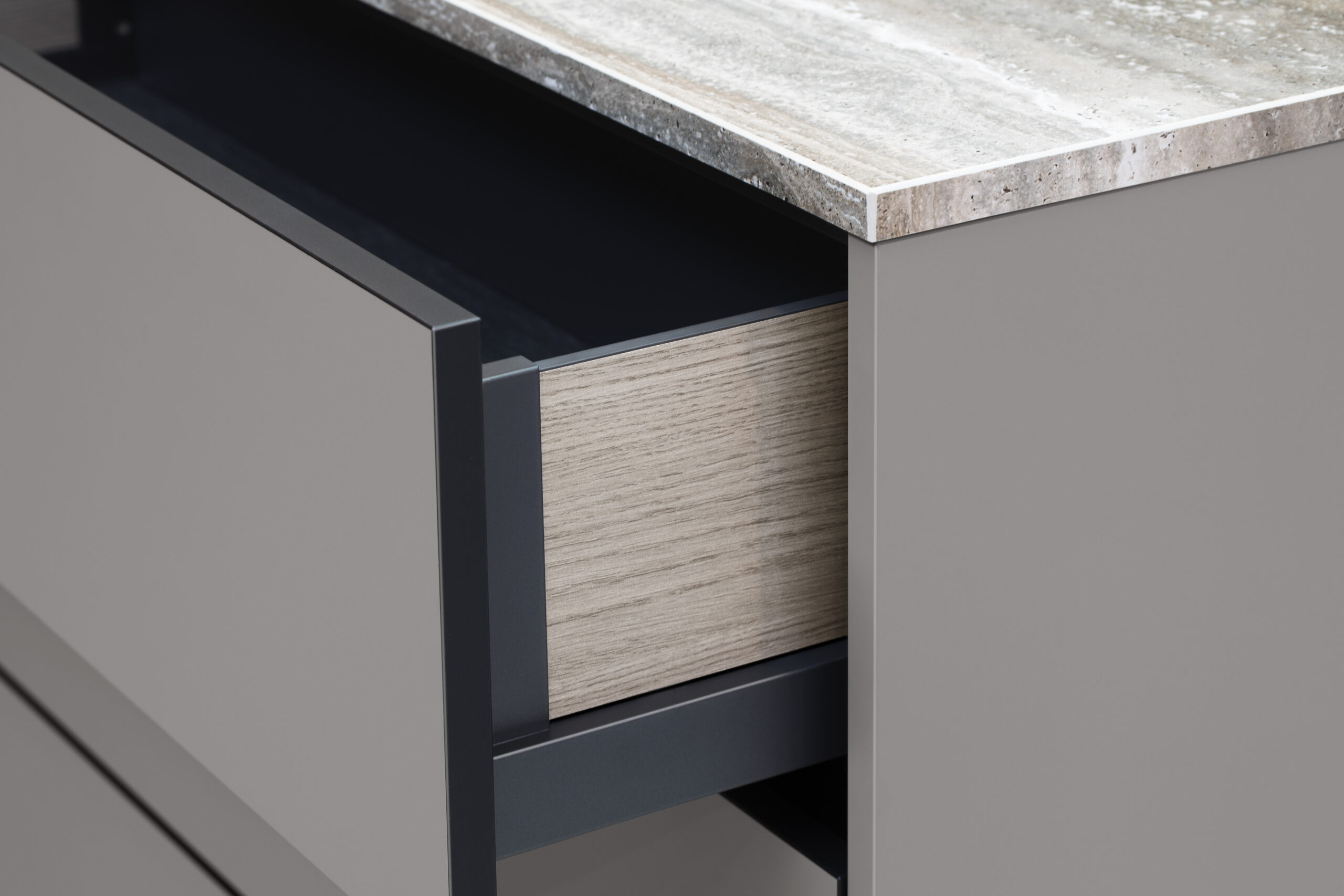 MK07_Zerox-BL-XT-Umbra_Zerox-XT-Kashmir_Zerox-FM-VER-City-Grey-Oak_D03